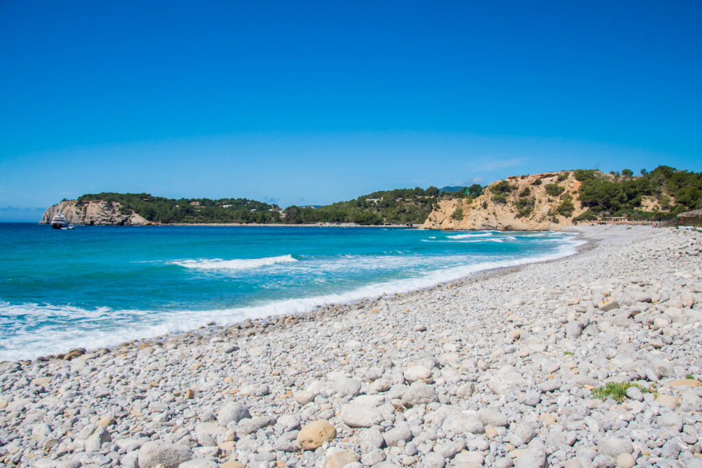 white-ibiza-beaches-cala-jondal-02