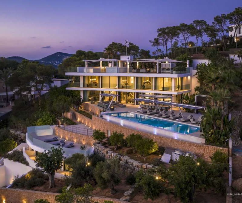 9-Bedroom Villa in Roca Llisa, photo 1 9-Bedroom Villa in Roca Llisa