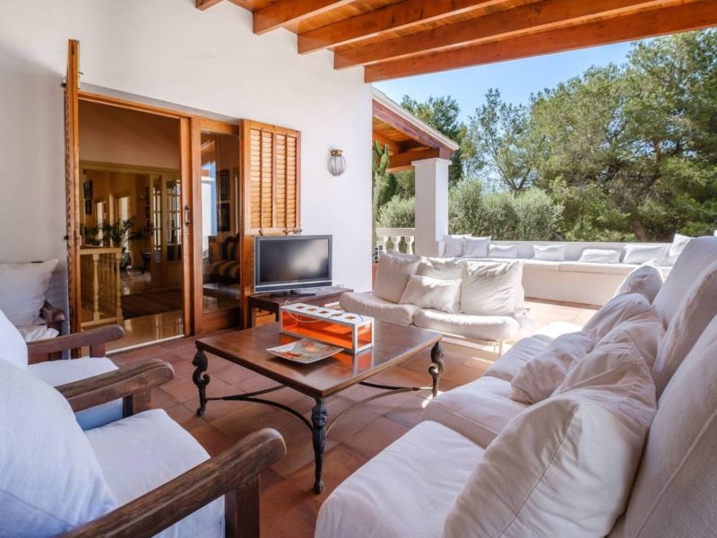 Can besos can furnet covered terrace lounge