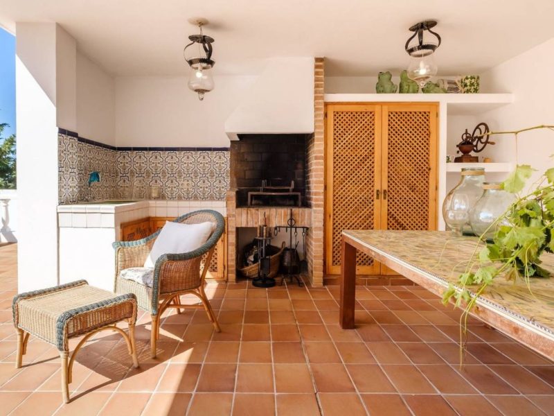 Can besos can furnet outdoor kitchen dining