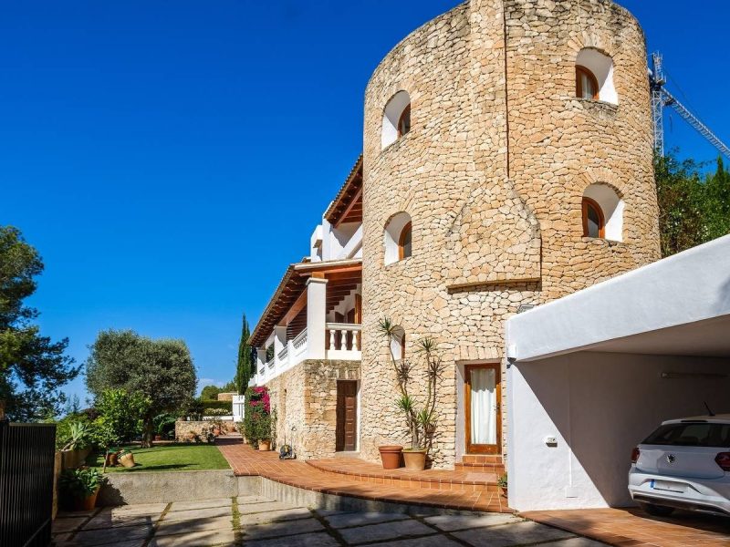 Can besos can furnet stone tower villa exterior