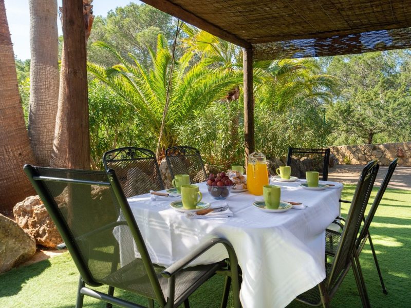 Villa marylina san juan shaded garden dining