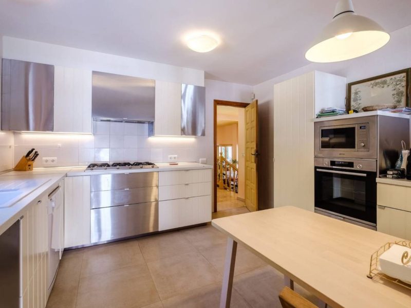 Can besos can furnet fully equipped kitchen