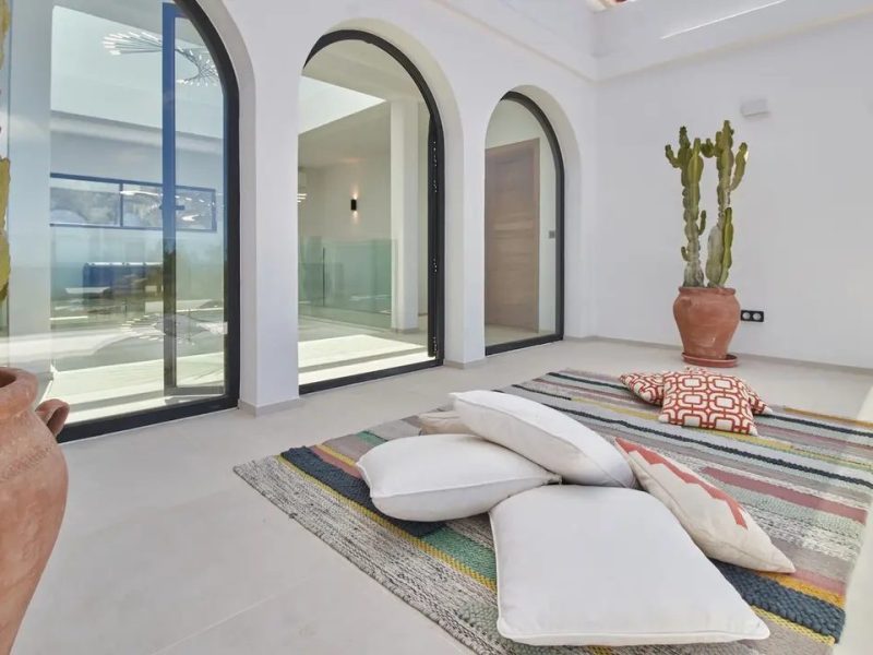 Villa Lau, Cala Bassa, shaded terrace lounge
