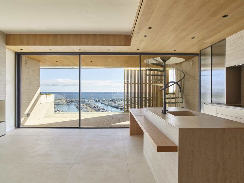 Ático de lujo de 2 dormitorios en primera línea de mar con piscina privada en Santa Eulària, Ibiza