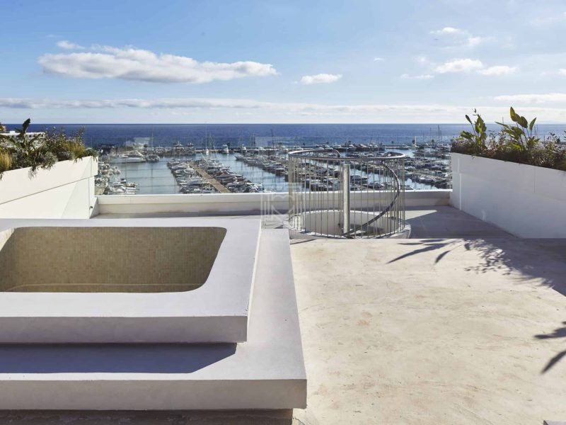 Ático de lujo de 2 dormitorios en primera línea de mar con piscina privada en Santa Eulària, Ibiza