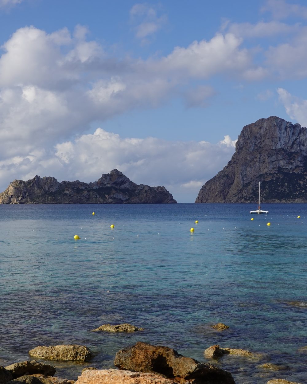 Es Vedrà from Cala d’Hort, Ibiza El islote de Es Vedrà sobre aguas turquesas visto desde Cala d’Hort, Ibiza