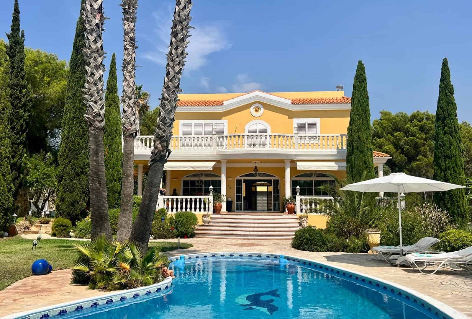 4-Bedroom Villa with Sea Views for Sale near San Carlos, Ibiza, photo 2 Four-bedroom villa with private pool near San Carlos, Ibiza