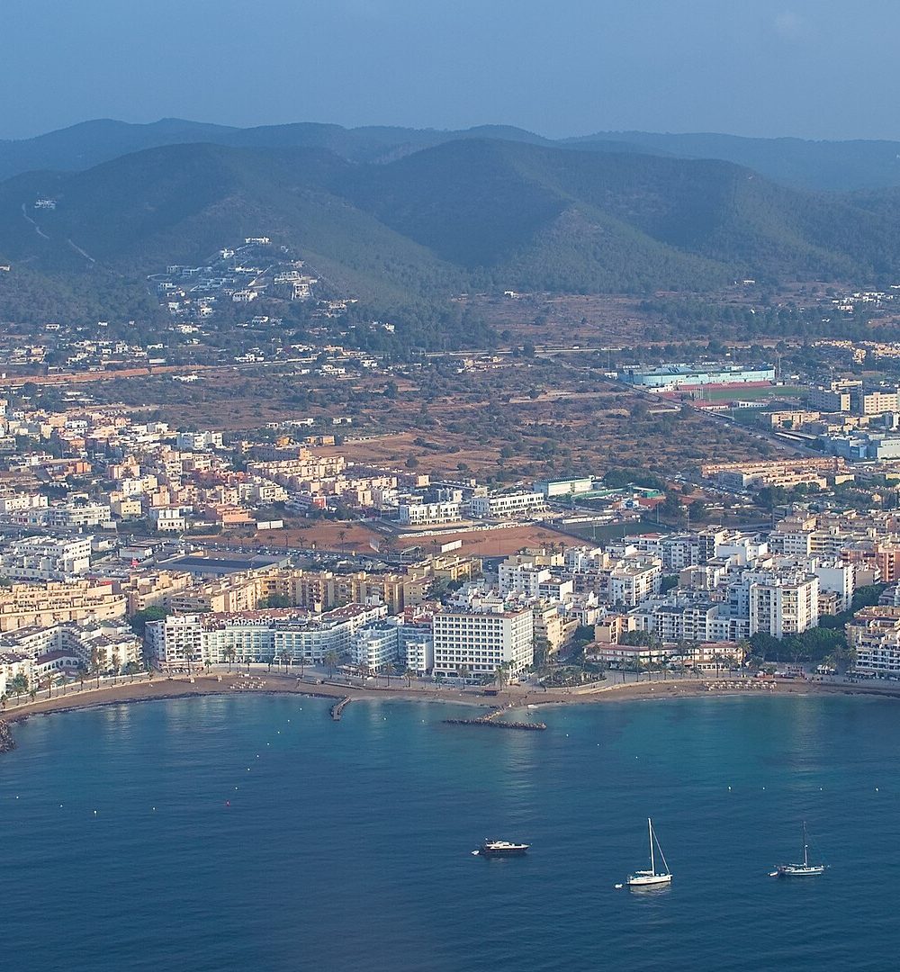 Ibiza ciudad y Ses Figueretes vistas desde el aire