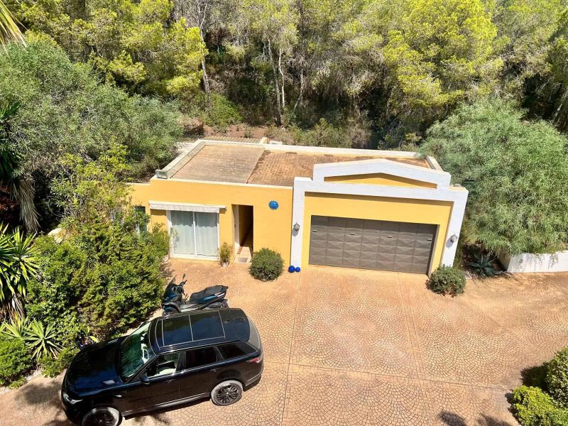 Double garage and driveway at the San Carlos villa